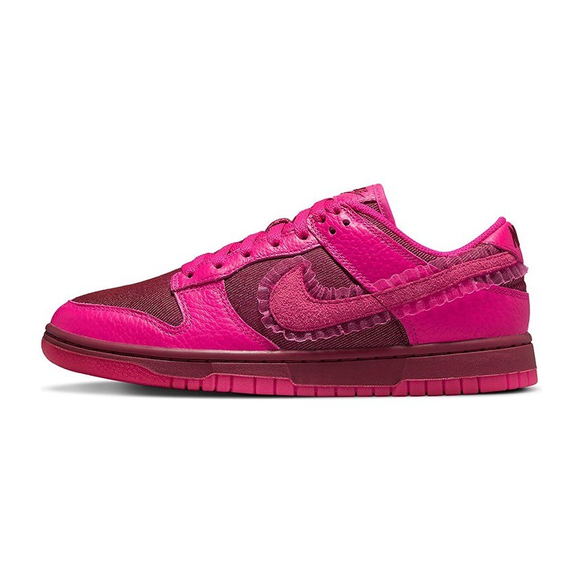 Nike Dunk Low "Valentine's Day"
