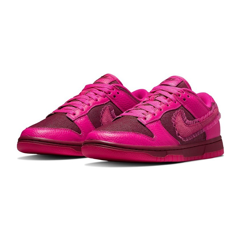 Nike Dunk Low "Valentine's Day"