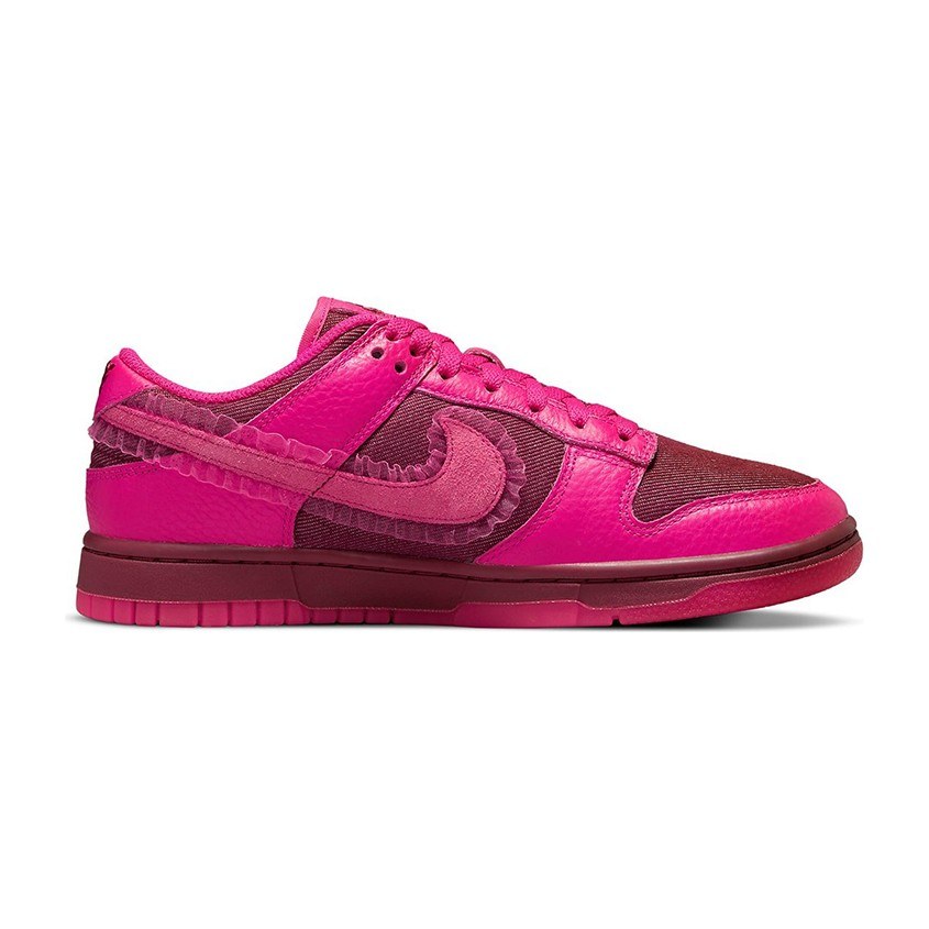 Nike Dunk Low "Valentine's Day"